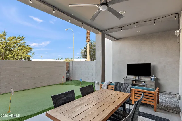 a view of yard in front of house