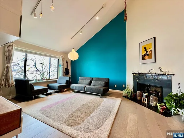 $3,600 | 195 Sandcastle Key, Secaucus, NJ 07094