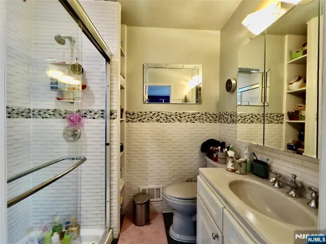 $3,600 | 195 Sandcastle Key, Secaucus, NJ 07094