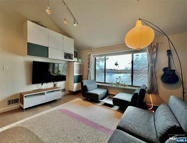 $3,600 | 195 Sandcastle Key, Secaucus, NJ 07094