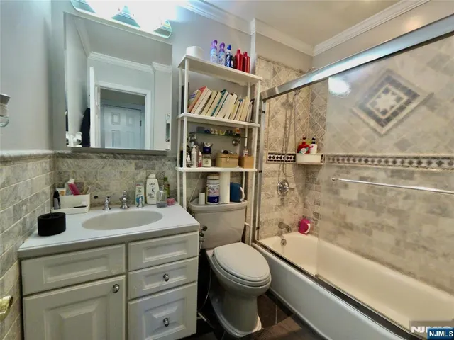 $3,600 | 195 Sandcastle Key, Secaucus, NJ 07094