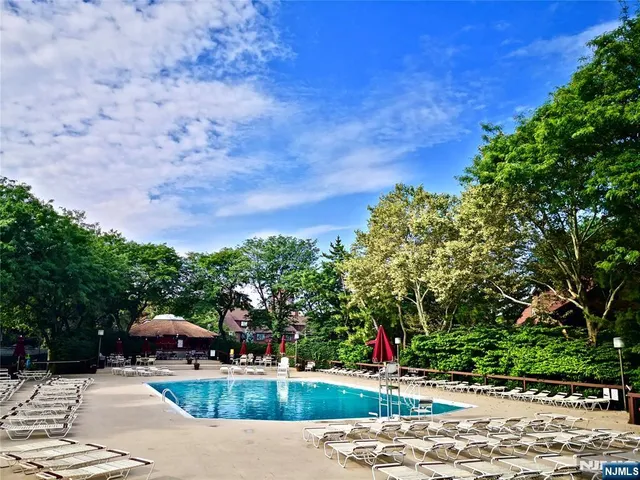 $3,600 | 195 Sandcastle Key, Secaucus, NJ 07094