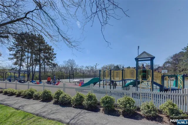 $3,600 | 195 Sandcastle Key, Secaucus, NJ 07094