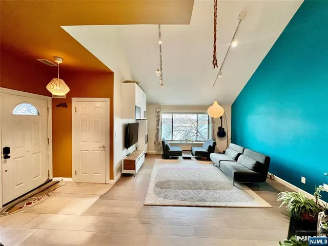 $3,600 | 195 Sandcastle Key, Secaucus, NJ 07094