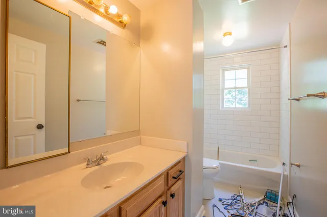 a view of a yard with a house