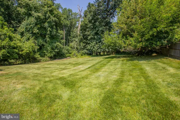 a view of a yard with a house