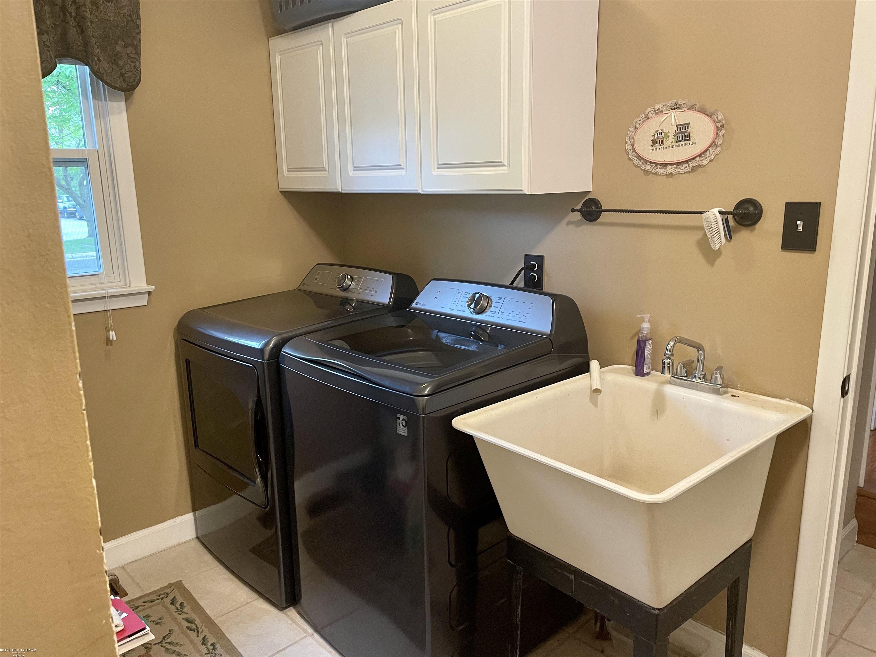 972 Croydon Road Rochester, MI 48309 - Photo 12 of 27 50109577-11.JPG