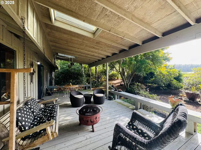 a view of a lake with houses in back