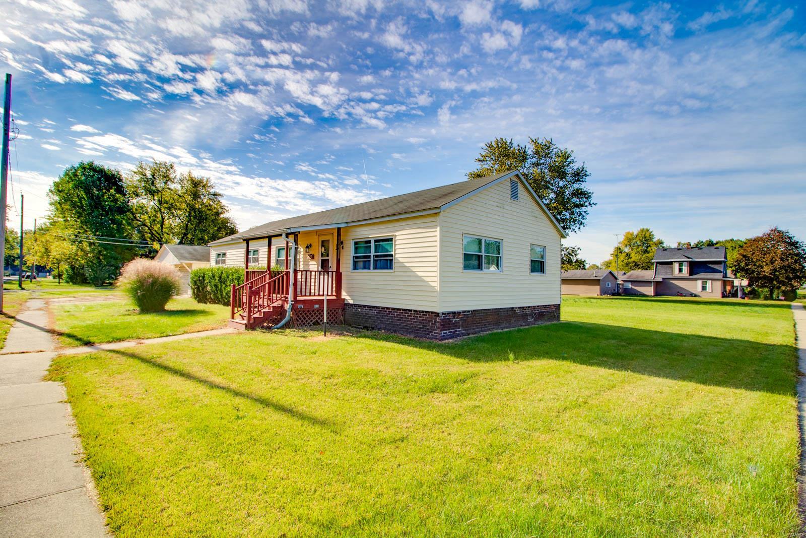 210 Fulton Street Gillespie, IL 62033 - Photo 2 of 44