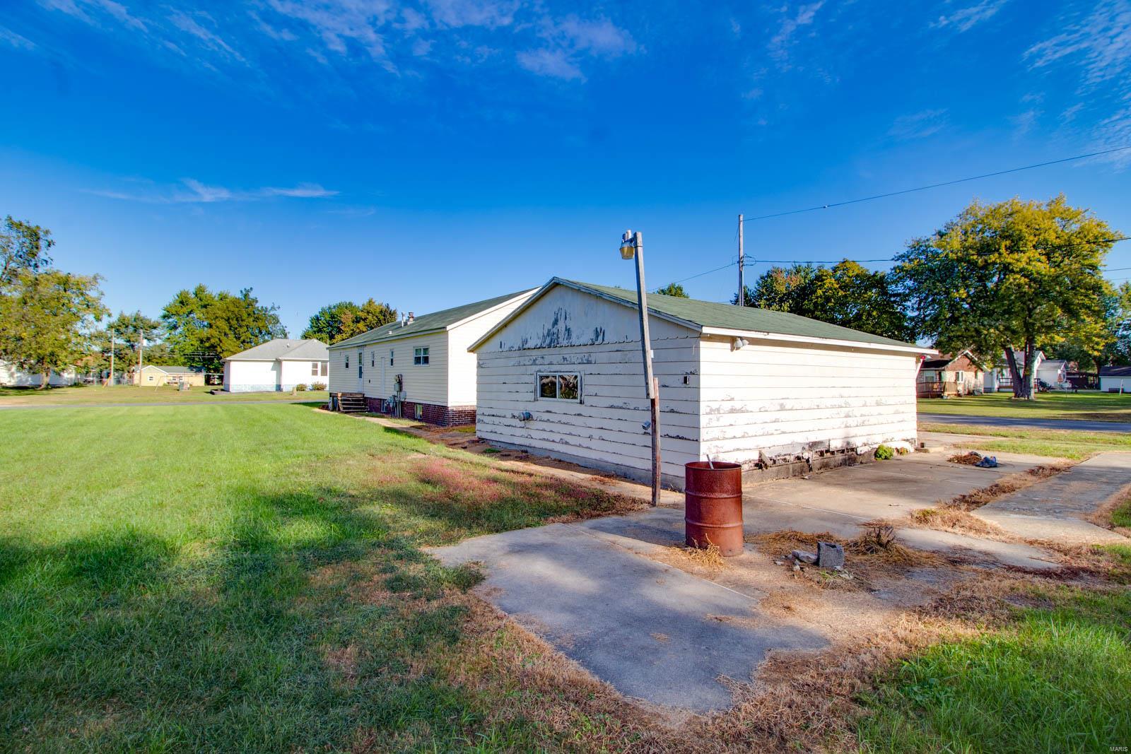 210 Fulton Street Gillespie, IL 62033 - Photo 11 of 44