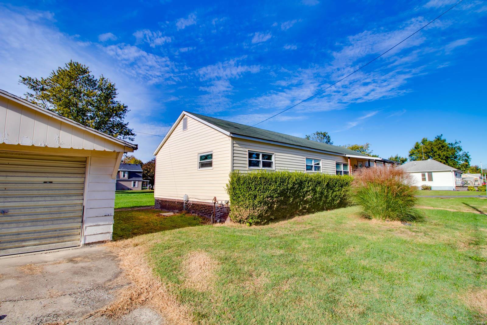 210 Fulton Street Gillespie, IL 62033 - Photo 3 of 44