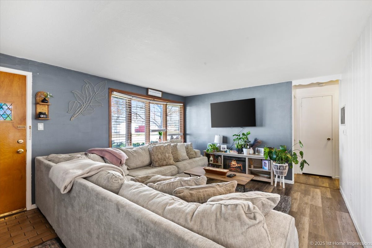9025 South Corcoran Road Hometown, IL 60456 - Photo 4 of 27 Gallery Image 4