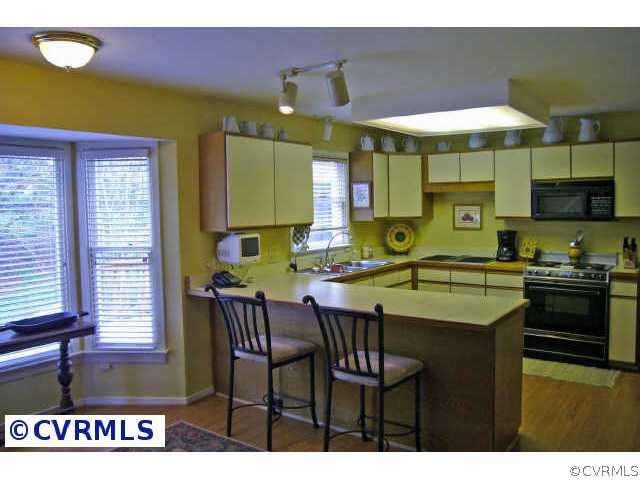 8921 Rearden Road Richmond, VA 23229 - Photo 4 of 9 Other - Kitchen with Breakfast Bar and Eat-In Area