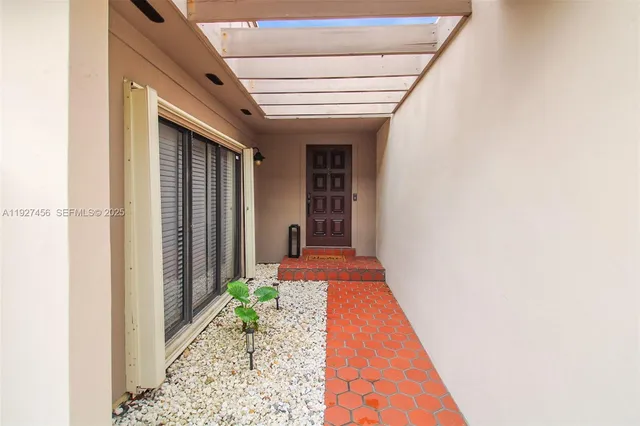 a view of a backyard