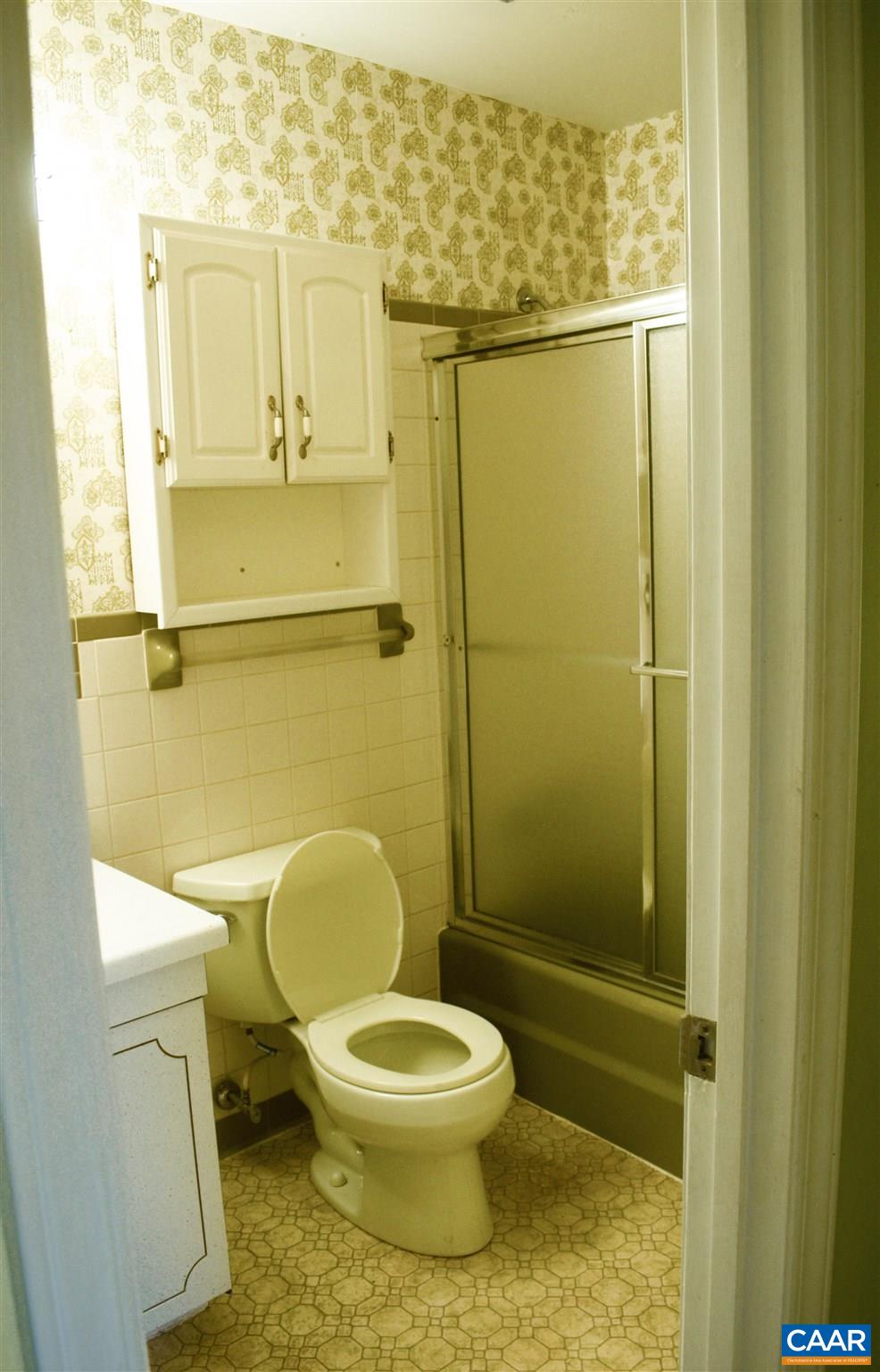 2429 Huntington Road Charlottesville, VA 22901 - Photo 12 of 32 a bathroom with a toilet and a shower