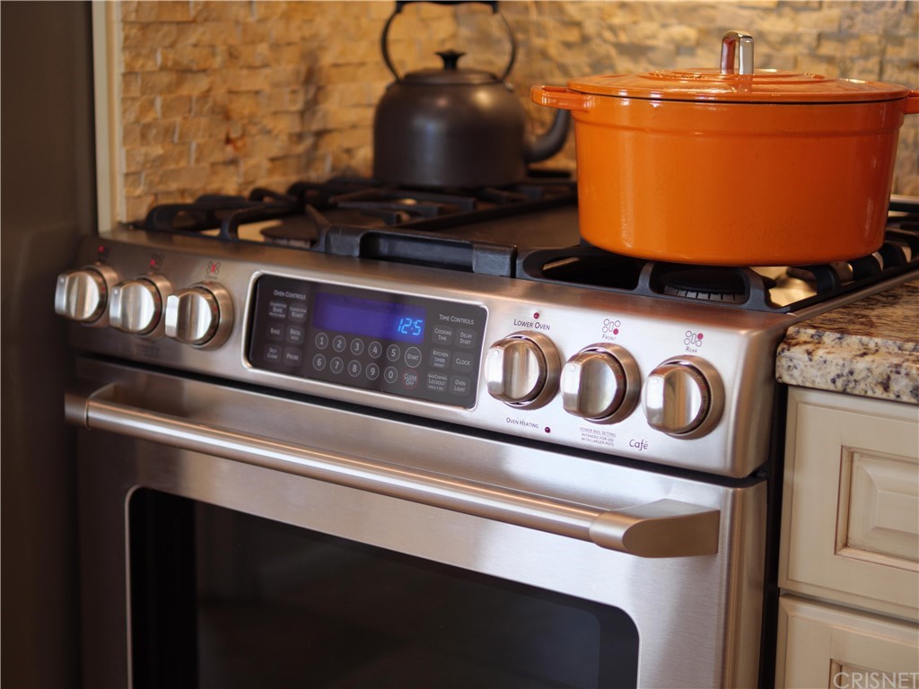 1122 North Niagara Street Burbank, CA 91505 - Photo 14 of 39 a close view of stove