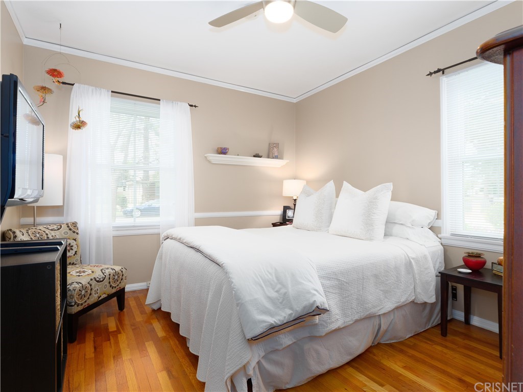 1122 North Niagara Street Burbank, CA 91505 - Photo 23 of 39 a bedroom with a bed and a flat tv screen on dresser