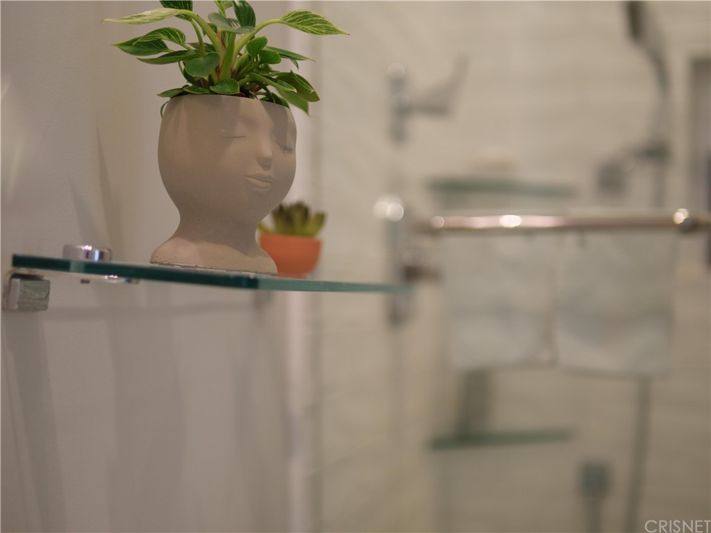 1122 North Niagara Street Burbank, CA 91505 - Photo 26 of 39 a vase of flowers sitting on a table