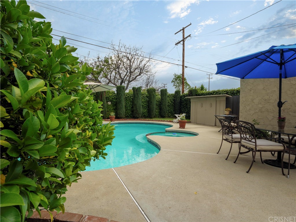 1122 North Niagara Street Burbank, CA 91505 - Photo 31 of 39 a backyard of a house with table and chairs