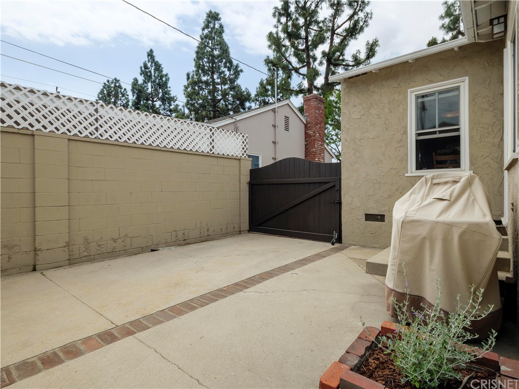 1122 North Niagara Street Burbank, CA 91505 - Photo 36 of 39 a bedroom with a bed and a potted plant