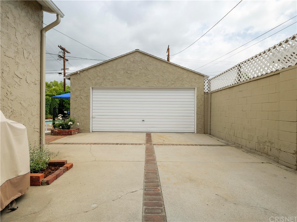 1122 North Niagara Street Burbank, CA 91505 - Photo 37 of 39 a backyard of a house