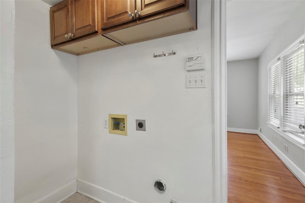 6166 Oram Street Dallas, TX 75214 - Photo 14 of 25 a view of an empty room