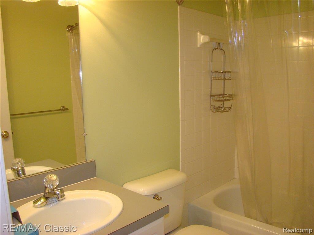 1429 Chesapeake Road, Unit 49 Royal Oak, MI 48067 - Photo 3 of 7 005.JPG