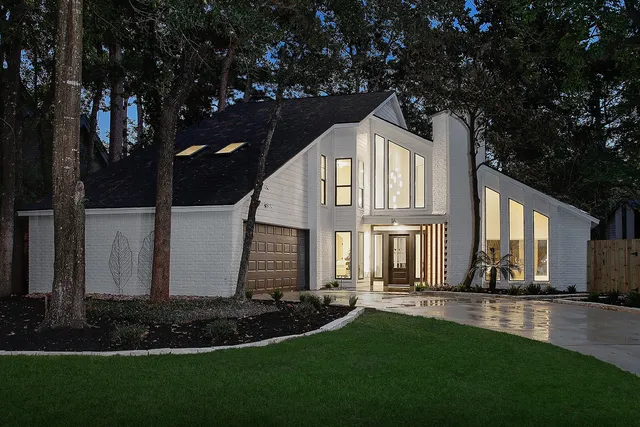 $925,000 | 16 Crinkleroot Court, The Woodlands, TX 77380