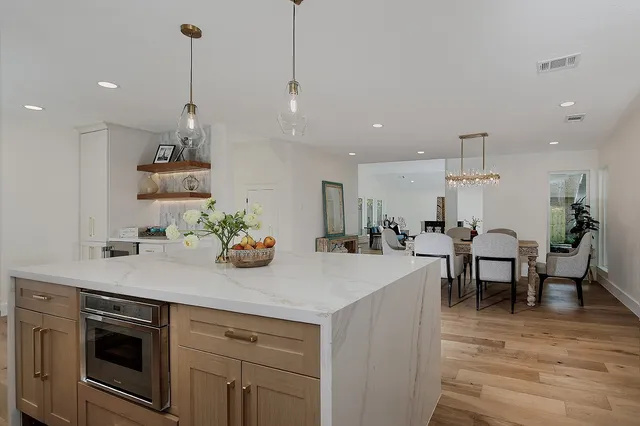 $925,000 | 16 Crinkleroot Court, The Woodlands, TX 77380