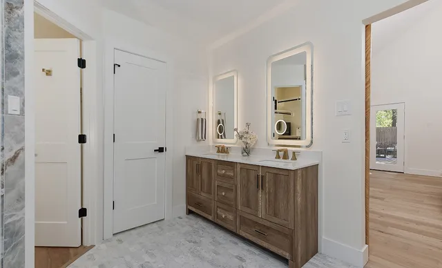 $925,000 | 16 Crinkleroot Court, The Woodlands, TX 77380