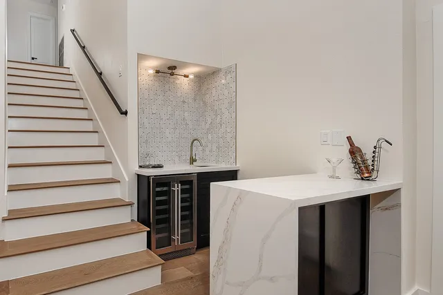 $925,000 | 16 Crinkleroot Court, The Woodlands, TX 77380