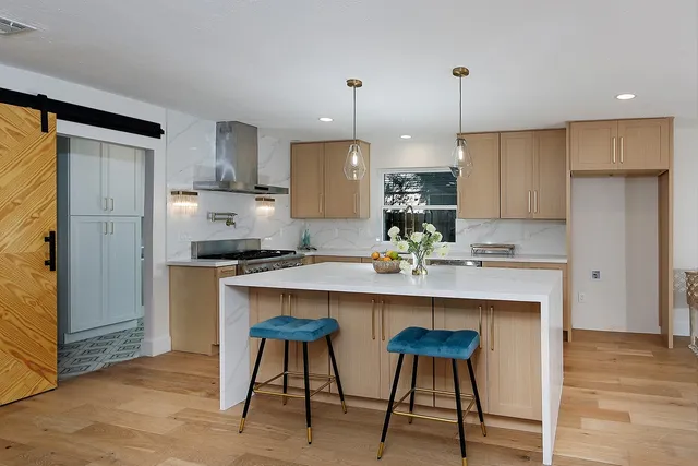 $925,000 | 16 Crinkleroot Court, The Woodlands, TX 77380