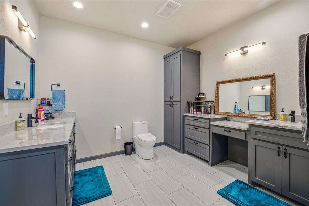 435 Edwards Drive Dublin, TX 76446 - Photo 22 of 40 a large bathroom with a sink and a mirror