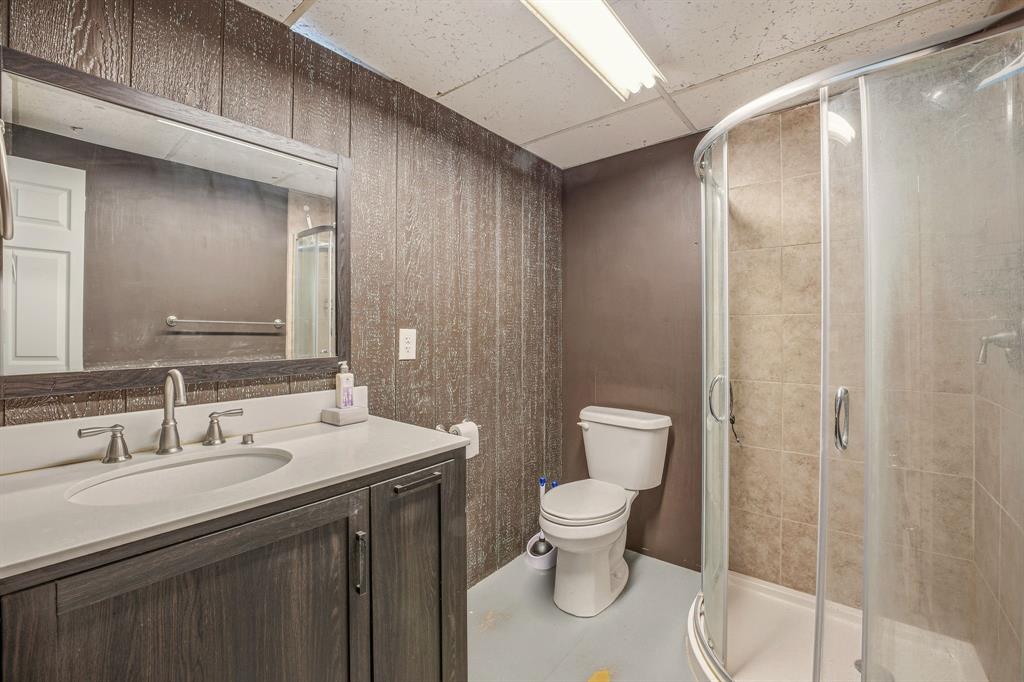 435 Edwards Drive Dublin, TX 76446 - Photo 34 of 40 a bathroom with a sink a toilet and shower