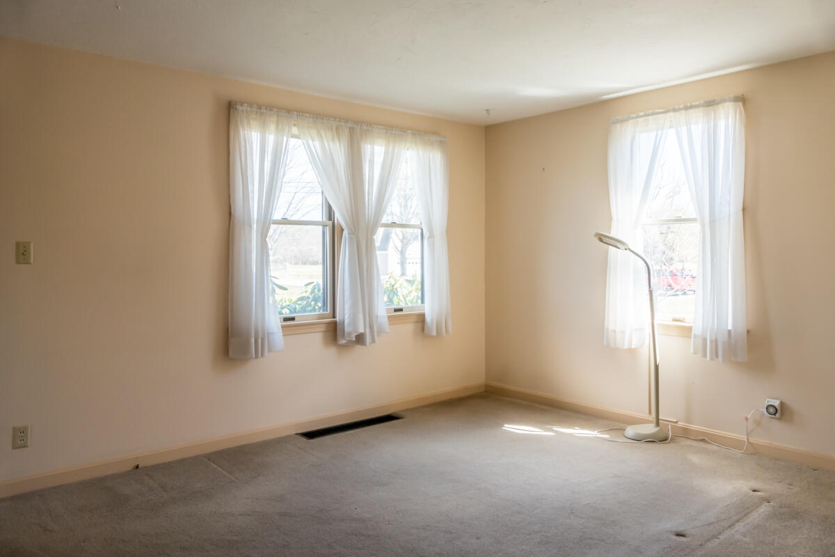 618 North Road Yarmouth, ME 04096 - Photo 14 of 48 28-Living room (1 of 3)
