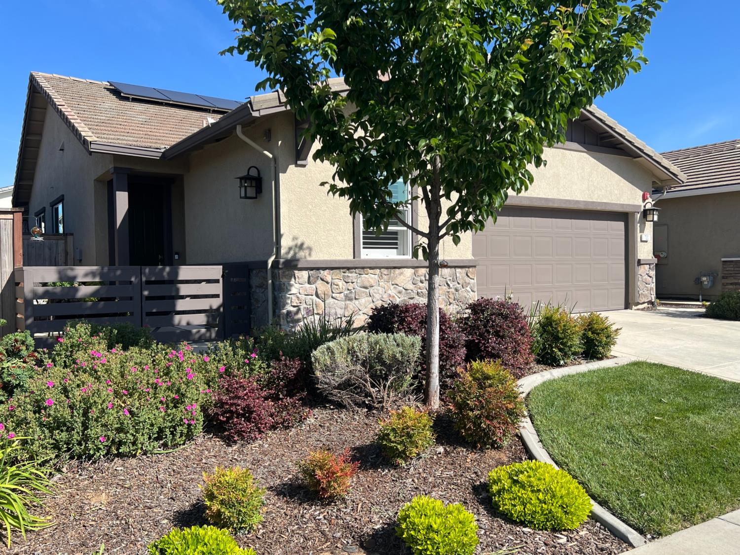 720 Riley Way Lincoln, CA 95648 - Photo 1 of 35 a front view of a house with garden
