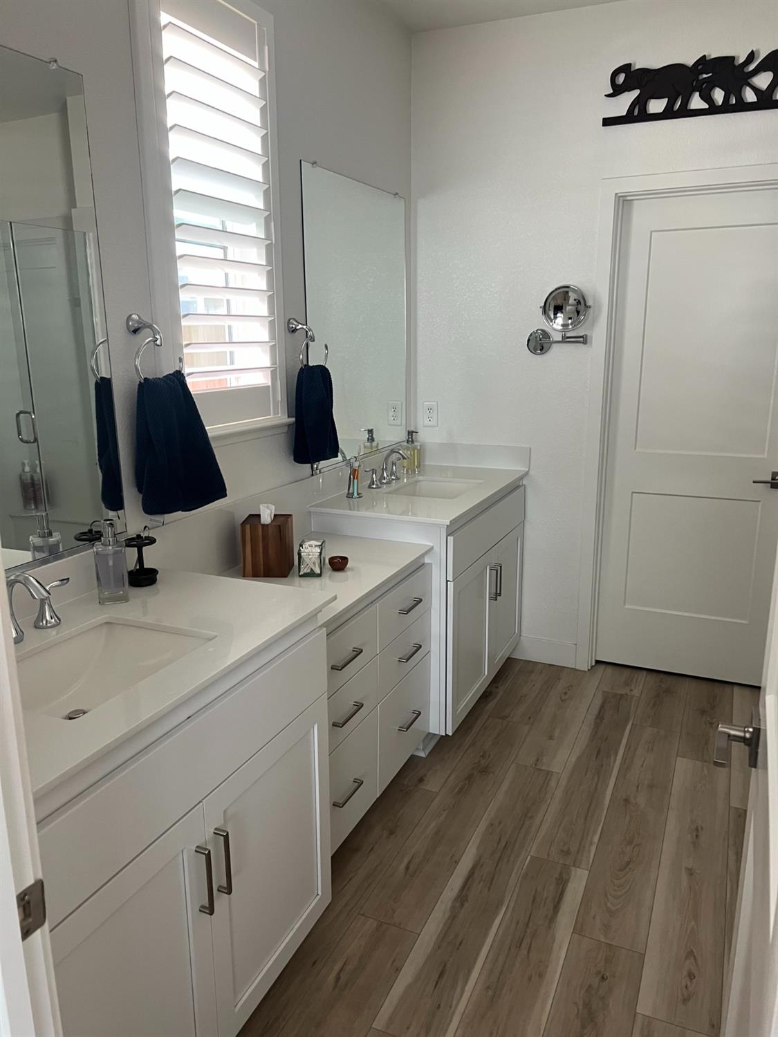 720 Riley Way Lincoln, CA 95648 - Photo 25 of 35 a view of bathroom with dual sinks