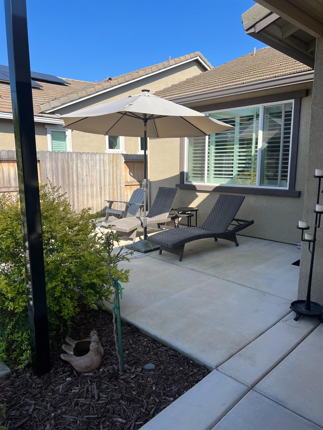 720 Riley Way Lincoln, CA 95648 - Photo 5 of 35 a living room with patio furniture and a potted plant