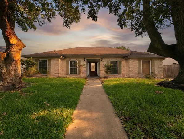 a view of a yard in front of house