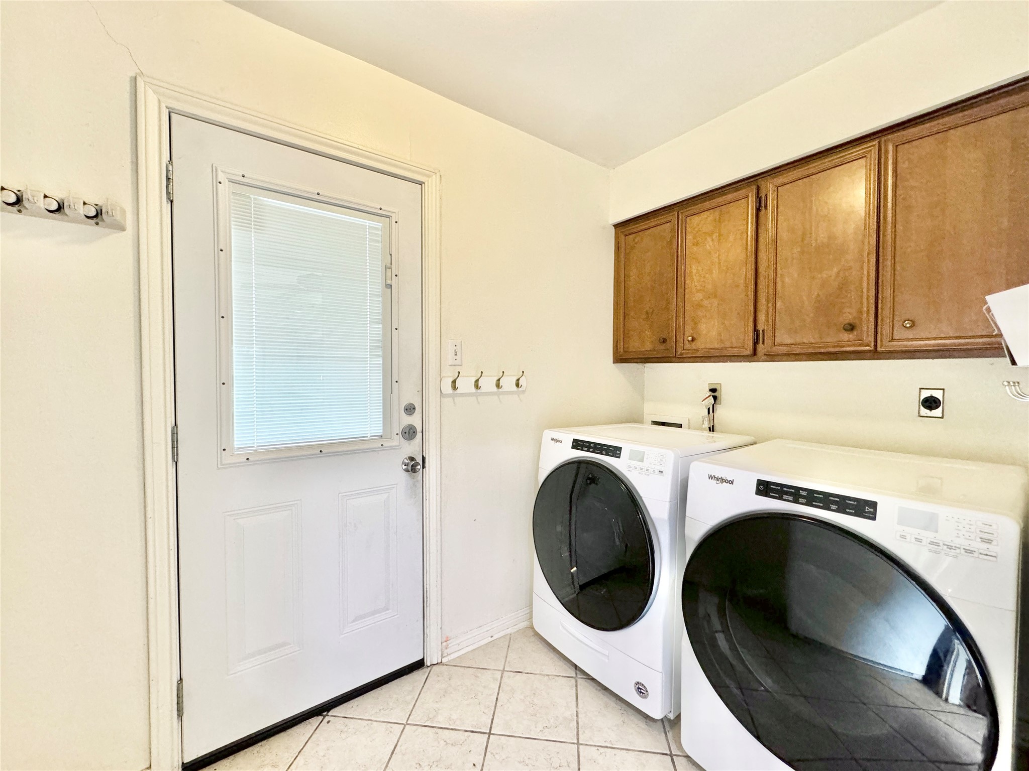 7914 Candle Lane Houston, TX 77071 - Photo 28 of 44 a utility room with dryer and washer