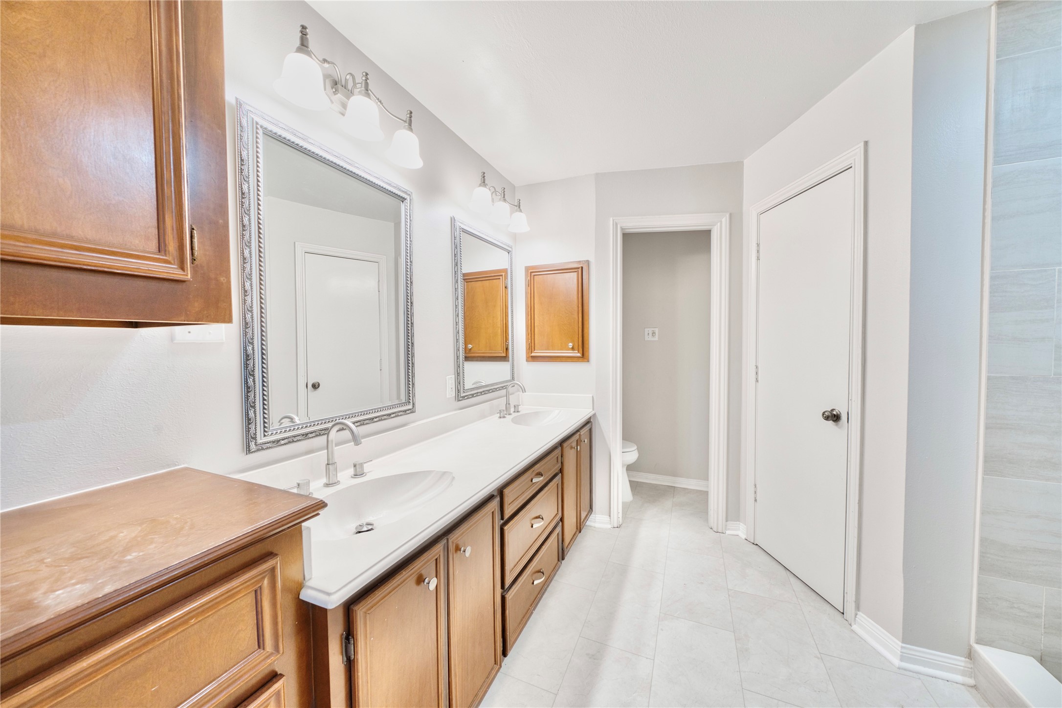 7914 Candle Lane Houston, TX 77071 - Photo 36 of 44 a bathroom with a sink and a mirror
