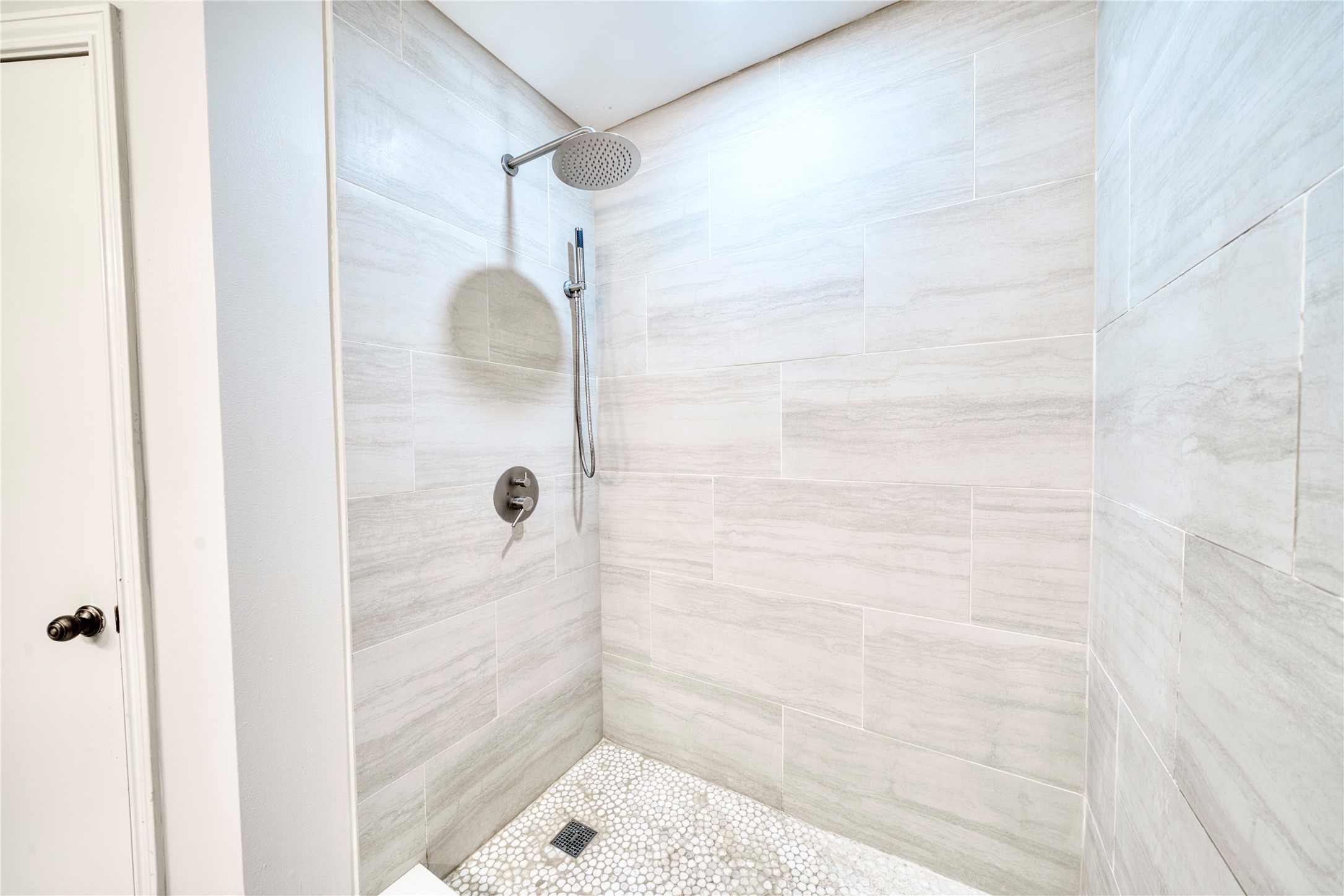 7914 Candle Lane Houston, TX 77071 - Photo 38 of 44 a bathroom with a glass shower door