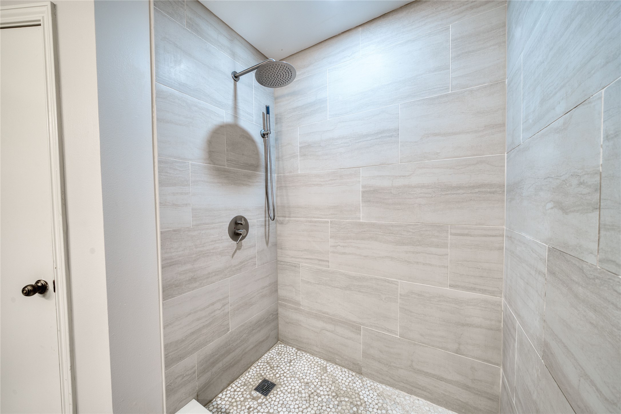 7914 Candle Lane Houston, TX 77071 - Photo 39 of 44 a bathroom with a glass shower door