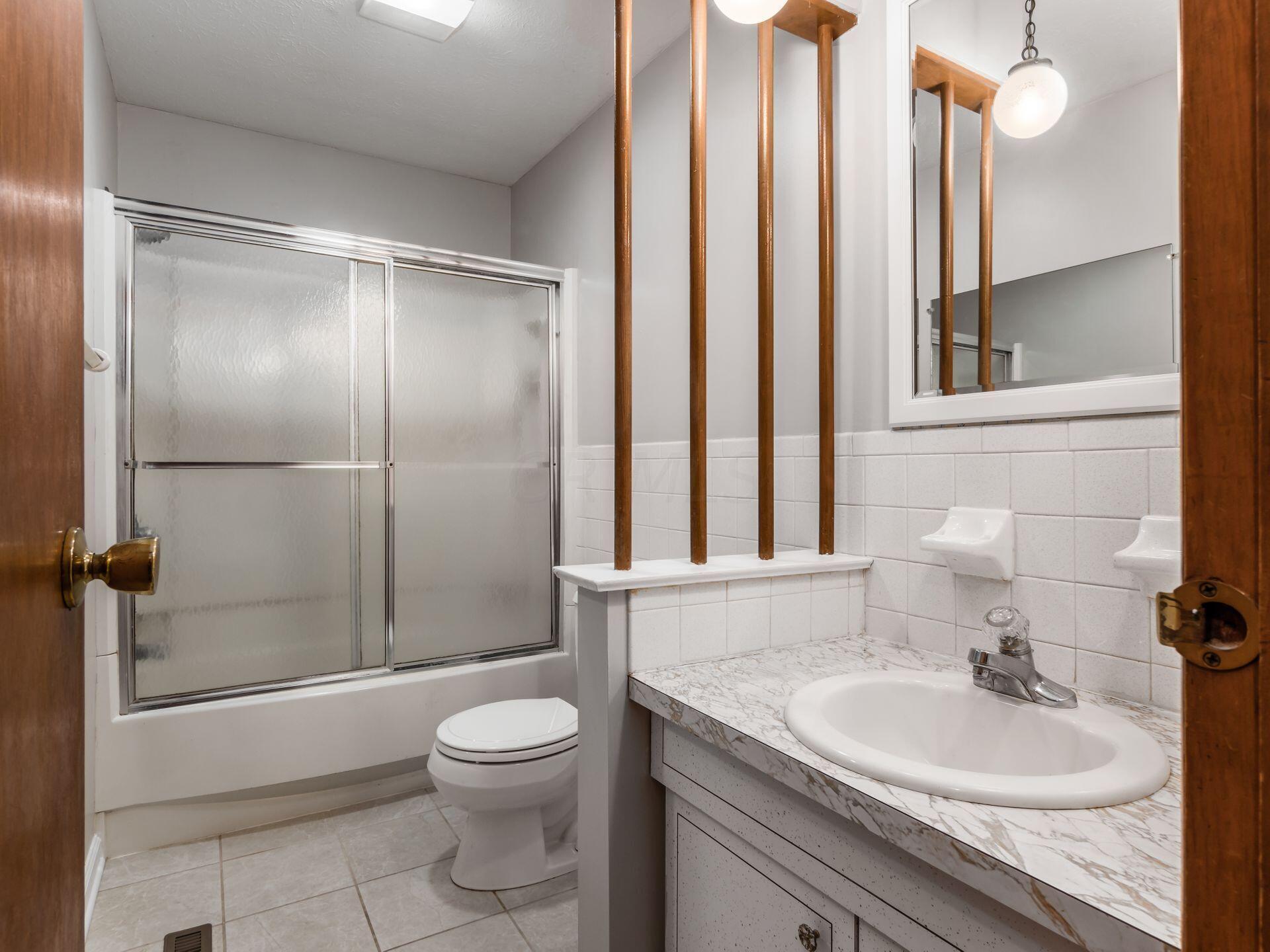 1591 Fall Brook Road Columbus, OH 43223 - Photo 17 of 32 Full Bath