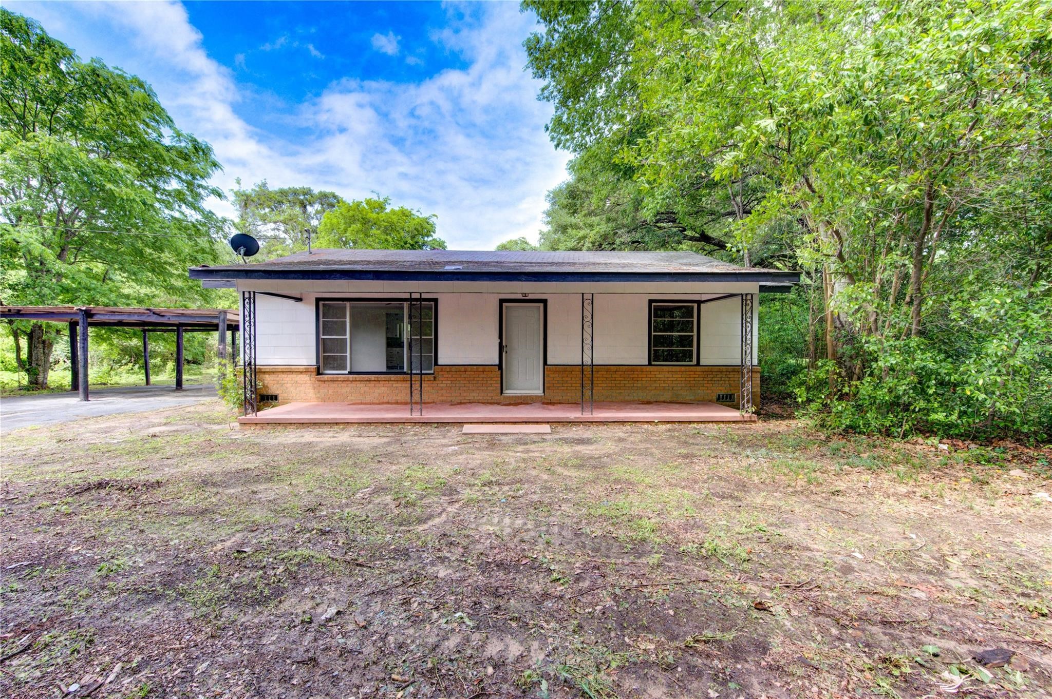 a view of a house with backyard and a tree