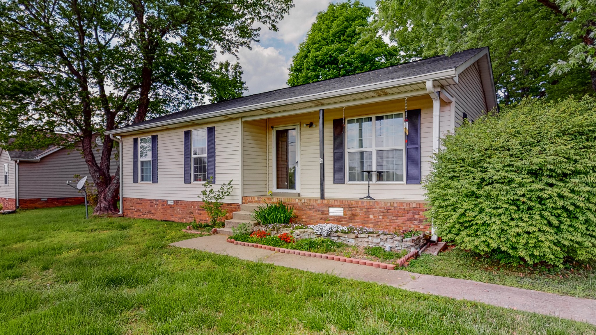 140 Roberts Road Portland, TN 37148 - Photo 3 of 41 a front view of a house with garden