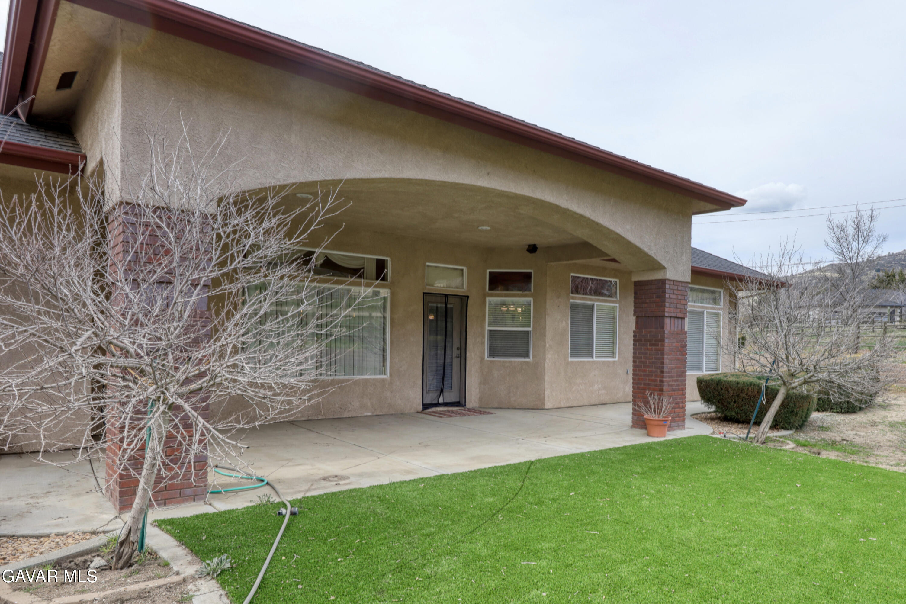 23780 Coyote Court Tehachapi, CA 93561 - Photo 7 of 48 a front view of a house with garden