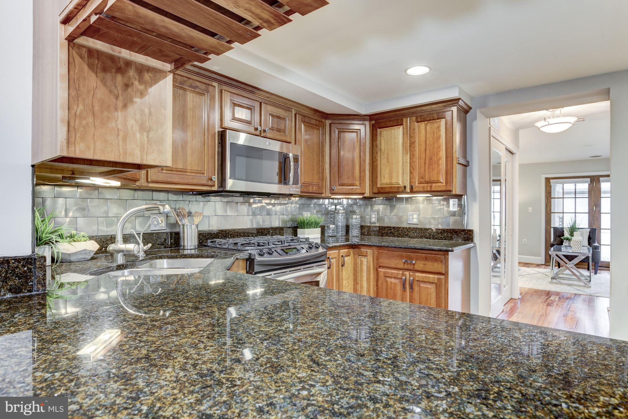 427 Ridge Street Northwest Washington, DC 20001 - Photo 4 of 18 Kitchen w/Granite, S/S Appliances + Gas Cooking