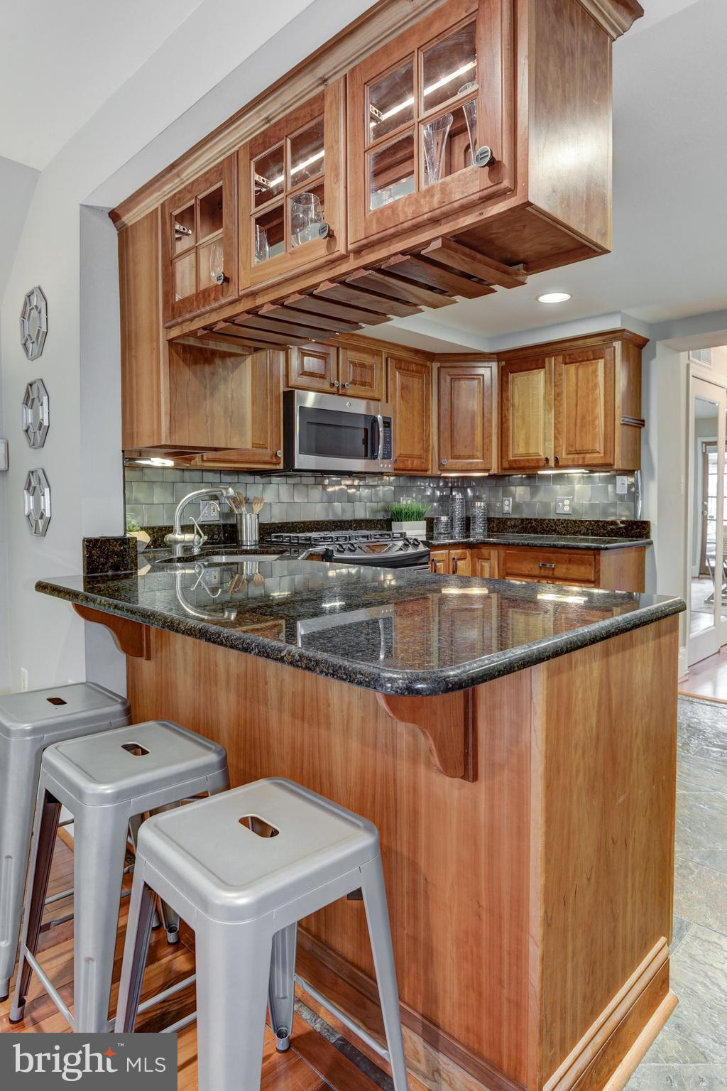427 Ridge Street Northwest Washington, DC 20001 - Photo 5 of 18 Open Kitchen w/breakfast bar