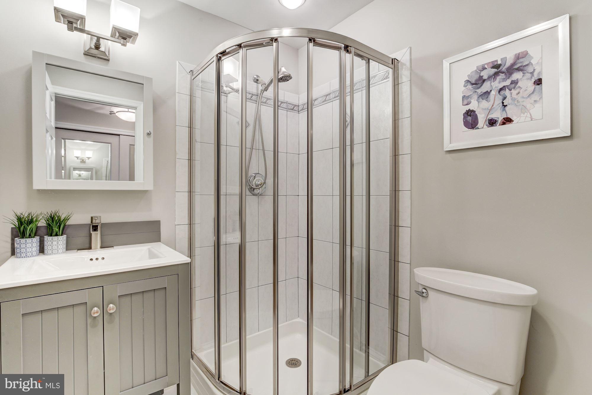 427 Ridge Street Northwest Washington, DC 20001 - Photo 8 of 18 1st floor full bath.